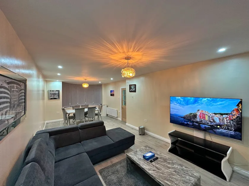 Full Home in Manchester with Free Parking - Image 1