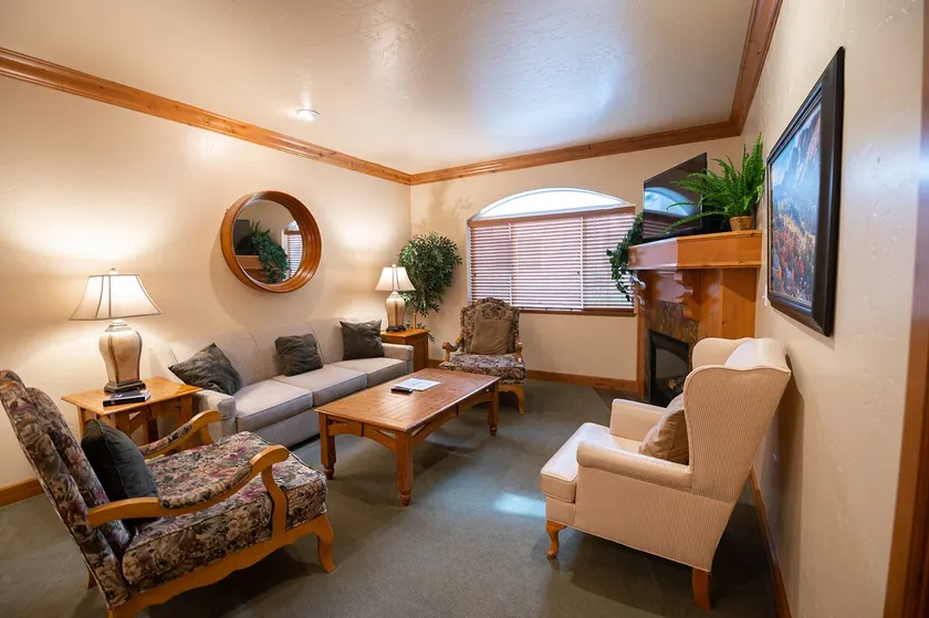1072 | King Villa w/ Kitchen | Near Park City - Image 1