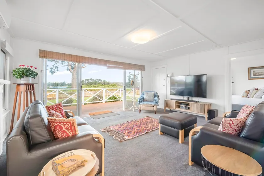 Mandalay Beach House on Pipe Clay Lagoon - Image 1