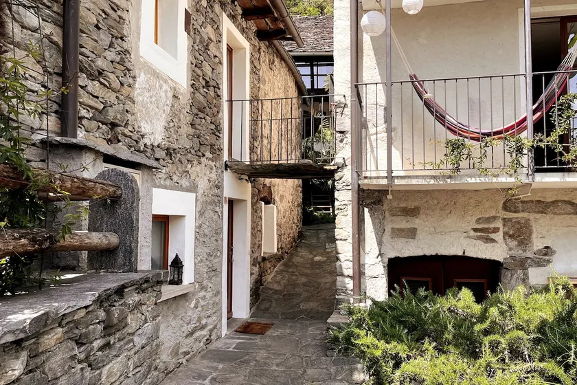 Small rustic Ticino-style house - Image 1