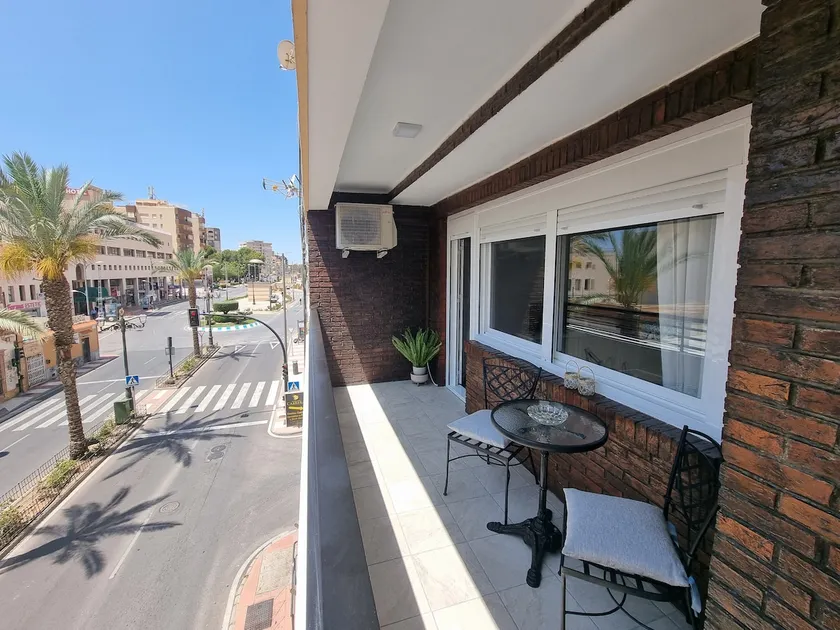 Santa Monica Suites, 2 hab con terraza, parking y playa a 5 min a pie - Image 1