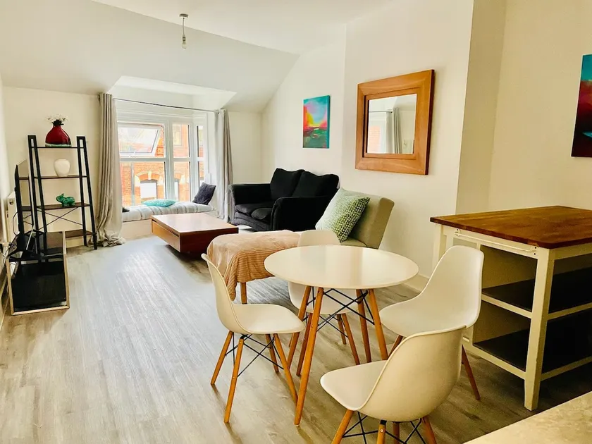 Smart Central Woking 1 Bedroom Apartment - Image 1