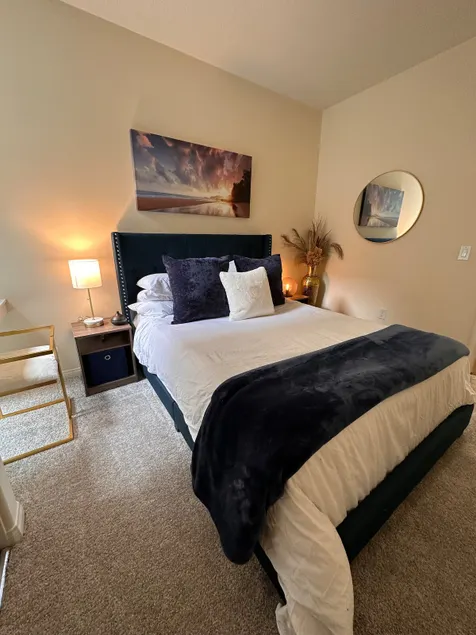 Lush 1 bd KTown w/ FREE parking & In-Unit laundry - Image 1
