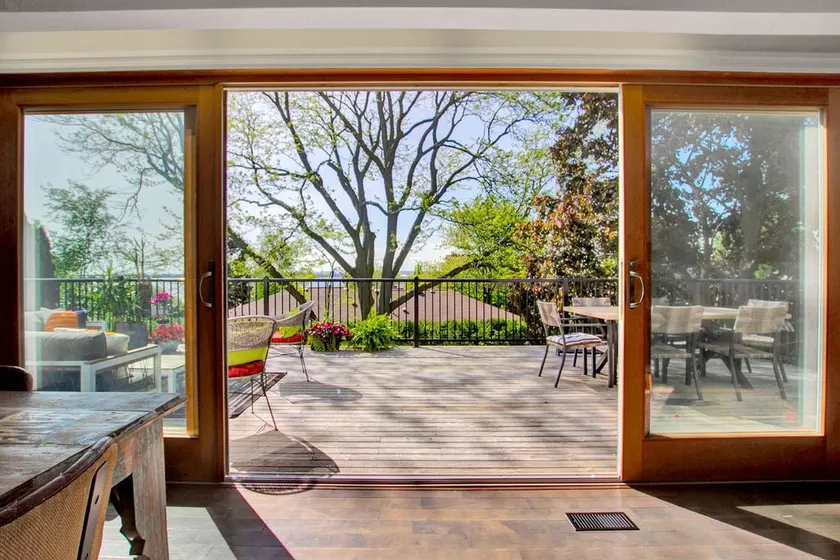 Charming retreat with lake view - Image 1