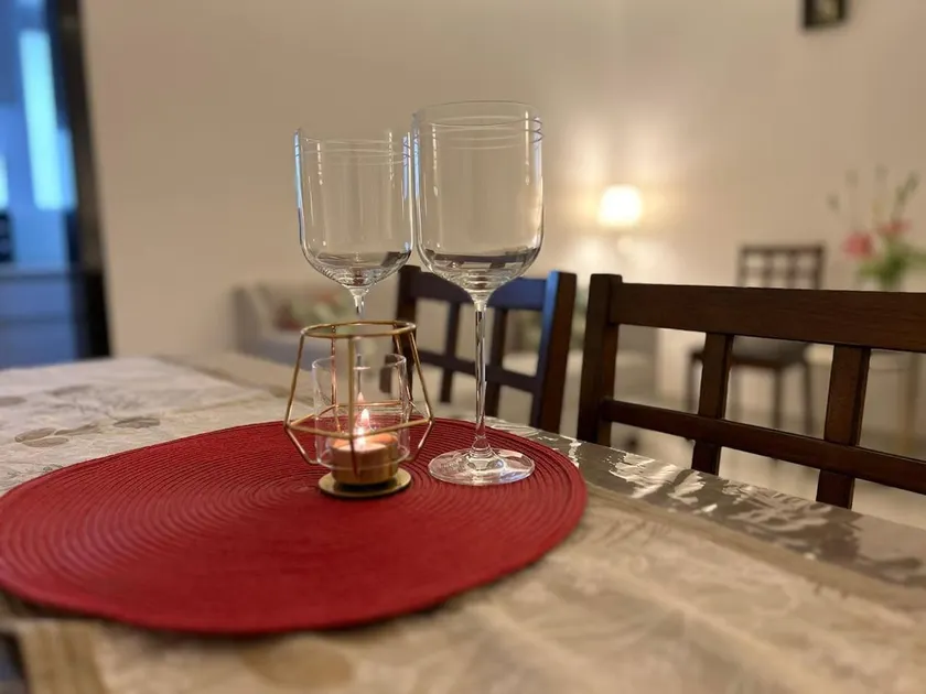 Entire 1bhk aptmnt in the heart of Bandra. - Image 1