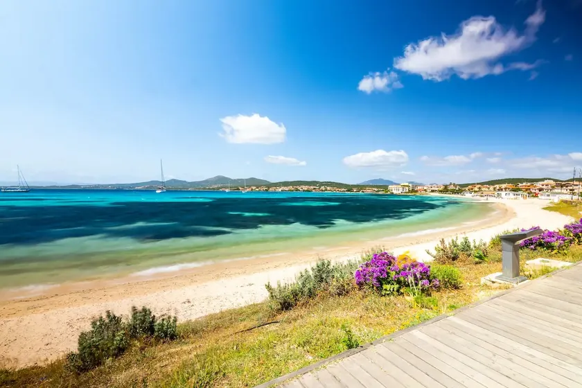 [Golfo Aranci] 10m from the beach +private parking - Image 1