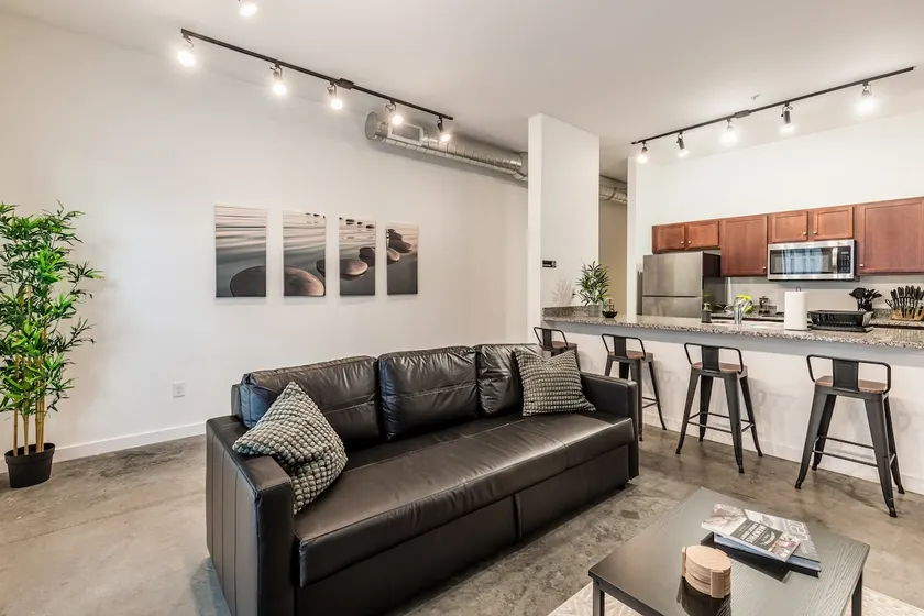 *Zen Garden KING SUITE downtown + POOL & GYM* - Image 1