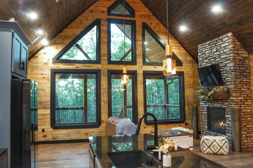 Luxury Cabin adjoining Robber's Cave State Park - Image 1