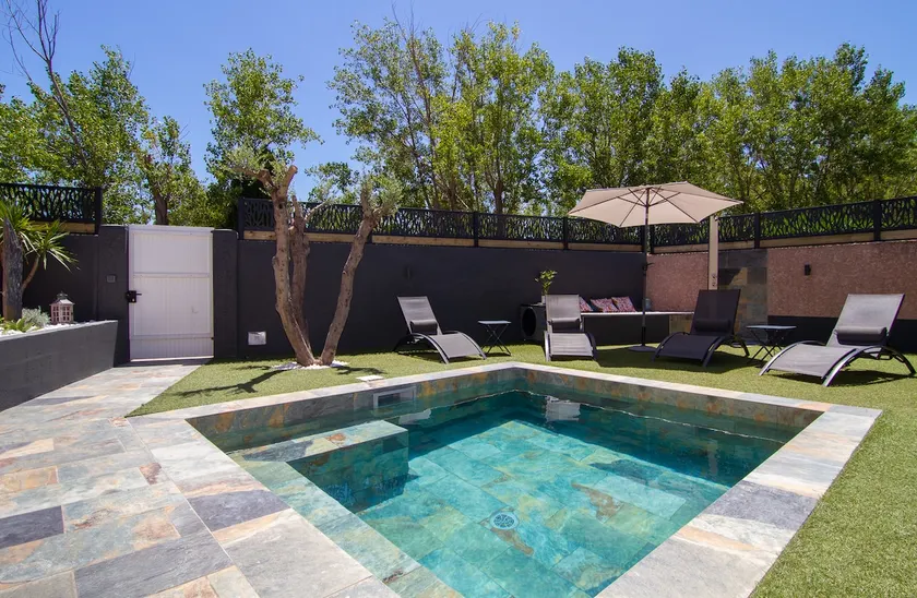 Large luxury villa with heated pool near the beach - Image 1