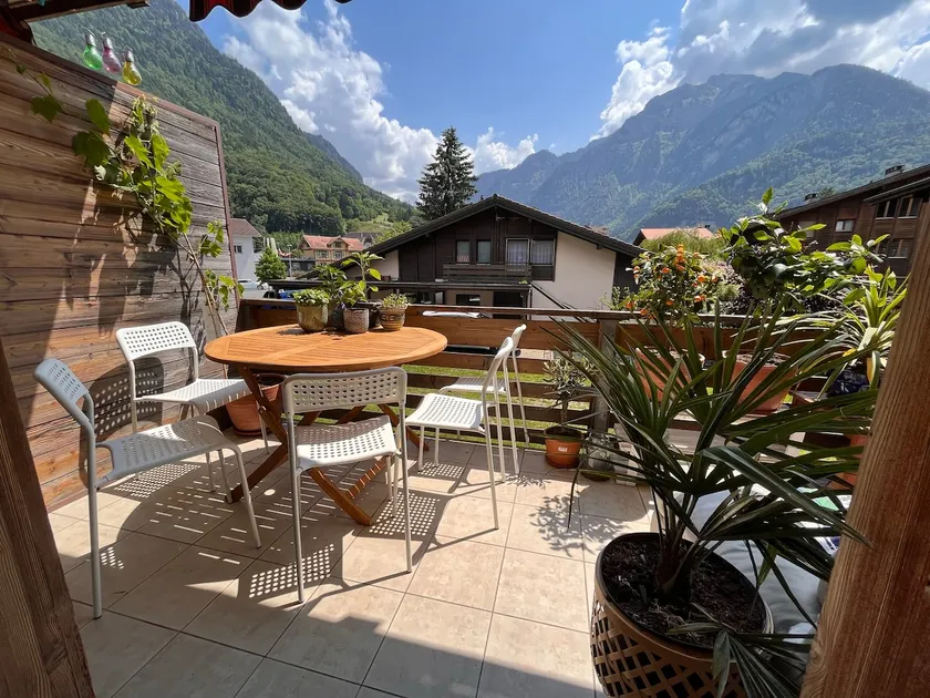 Spacious, Central 4 Bedroom Apt - 1 min from Train - Image 1