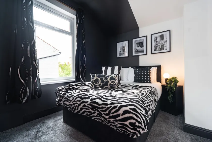 Ephphatha 4 Beds Central A63 3 Bedrms Free Wifi - Close to HRI and MKM Stadium - Image 1