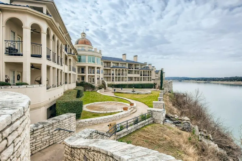 Deja Blue on Lake Travis - Image 1