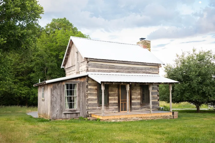 Rustic Charm: Lake Cabin Getaway - Image 1