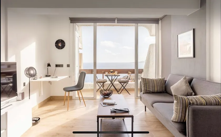 Modern apartment with ocean views - Image 1