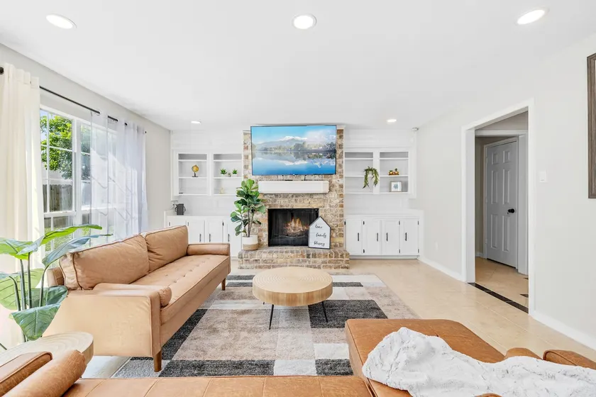 Chic Urban Escape | Your Trendy City Haven - Image 1