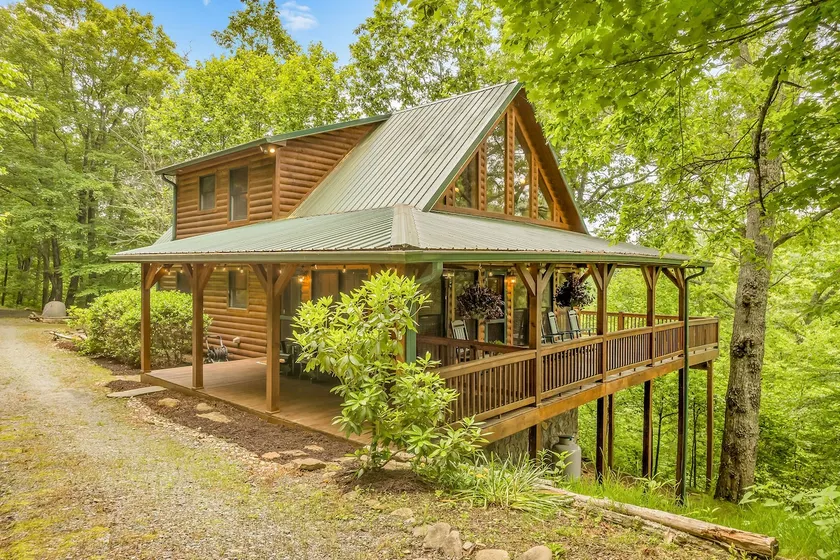 Hot tub, game room and large covered porch - Image 1