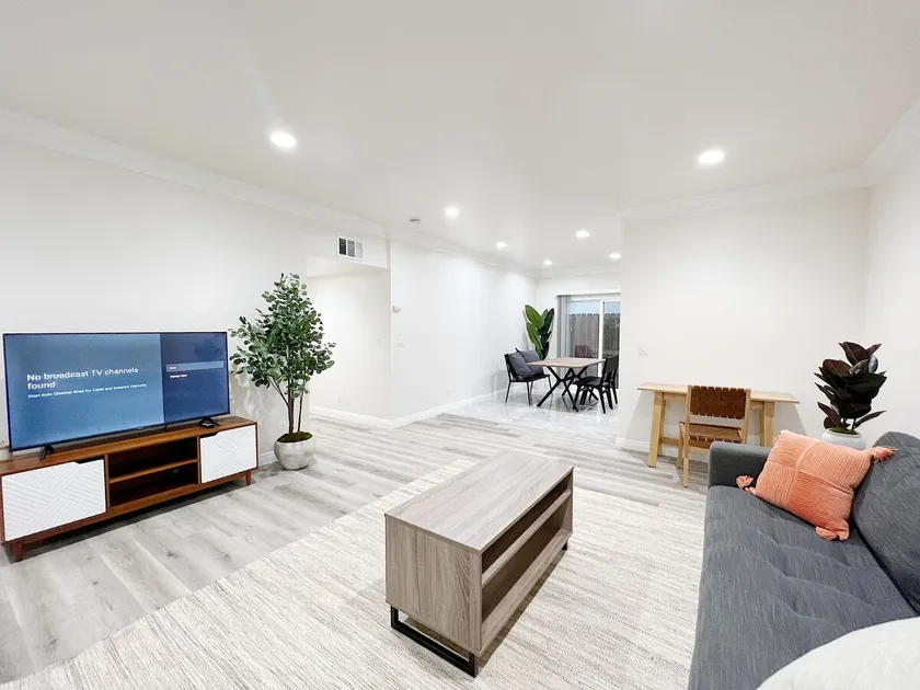 Spacious New 3bd2ba Modern home - Image 1