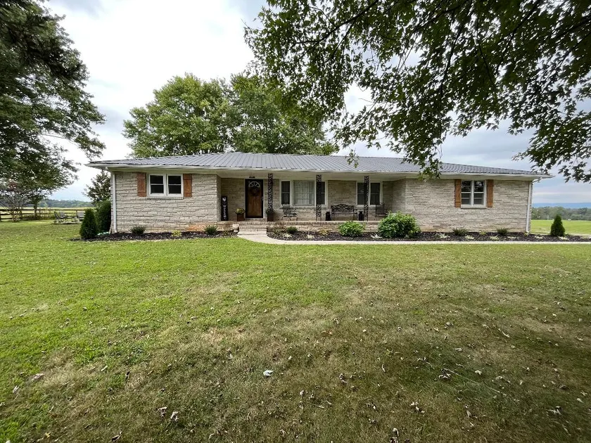 The Farmhouse- 3 Beds in Rock Island - Image 1