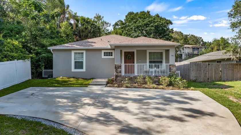Stylish Lakeview Home for Triathletes/ Family 380 - Image 1