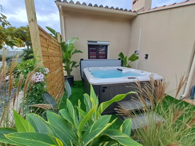 Single-story detached house with hot tub - Image 1
