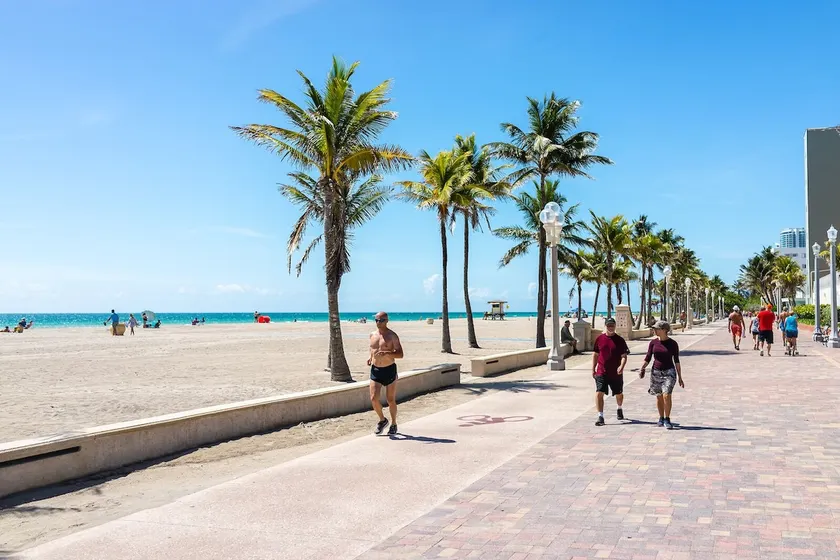 Spacious 2 bedroom Getaway in Hallandale Beach - Image 1