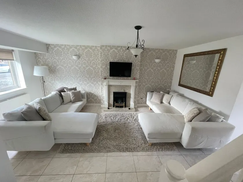 3 bedroom home in Newton Mearns - Image 1