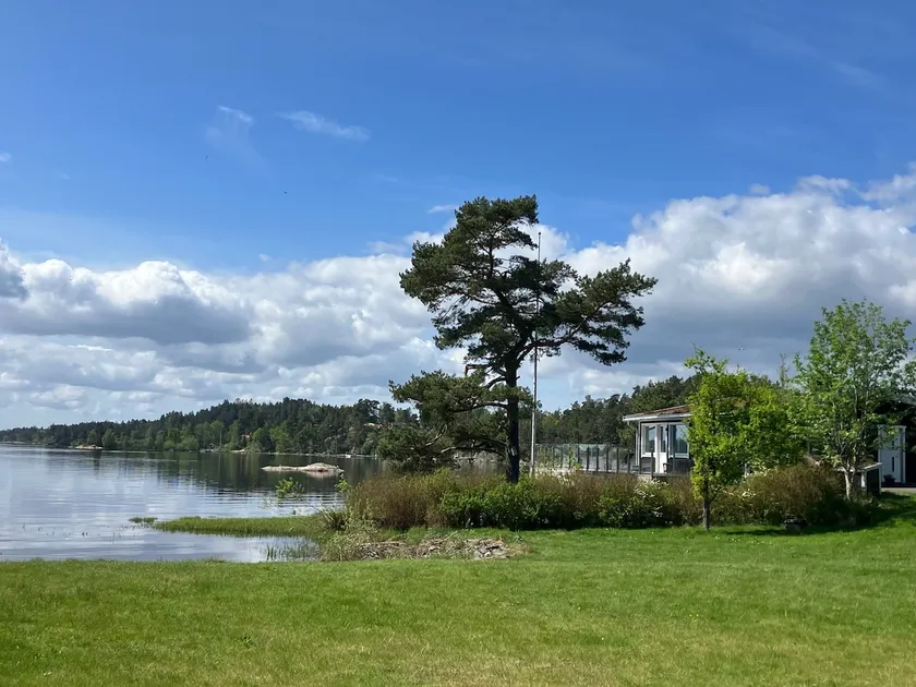 Accommodation with private lakeside plot incl. outbuilding - Image 1