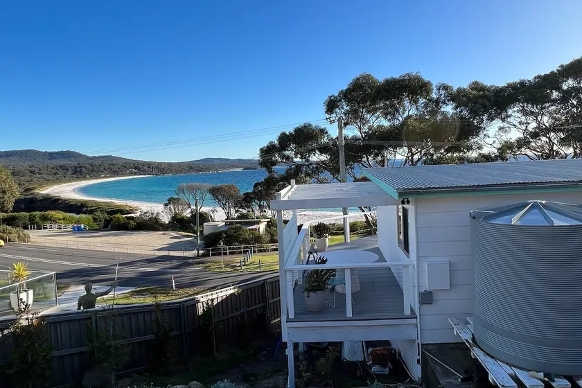 PIPI SHACK - iconic waterfront shack Binalong Bay - Image 1