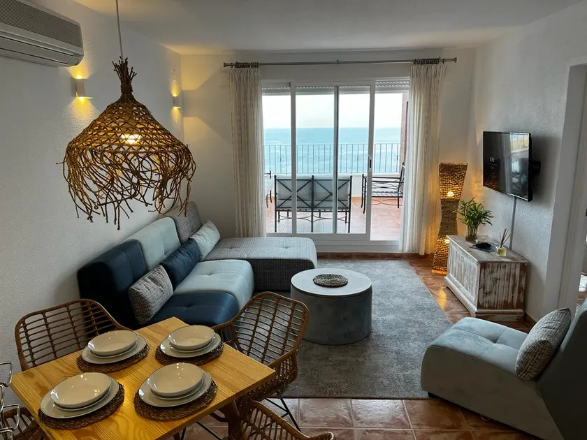 Luxury modern apartment with 180° sea views! - Image 1