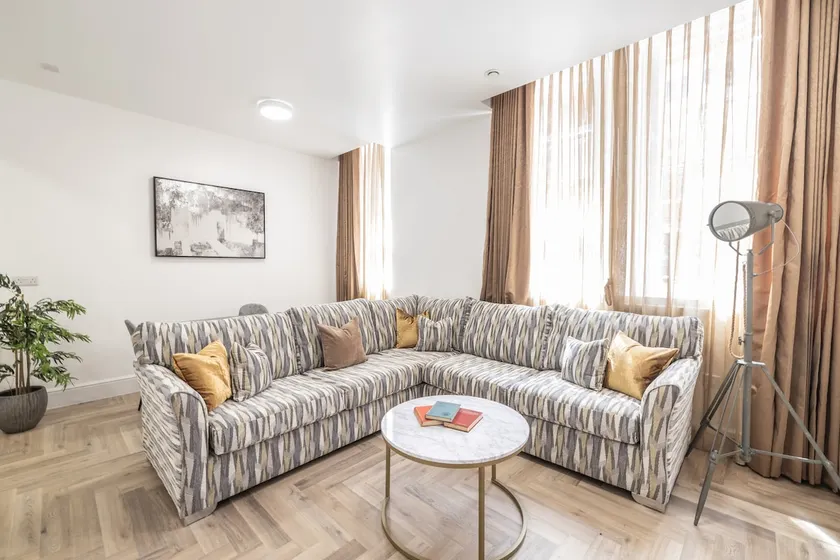 Spacious 2 Bed, City Centre, Ideal For Businesses - Image 1