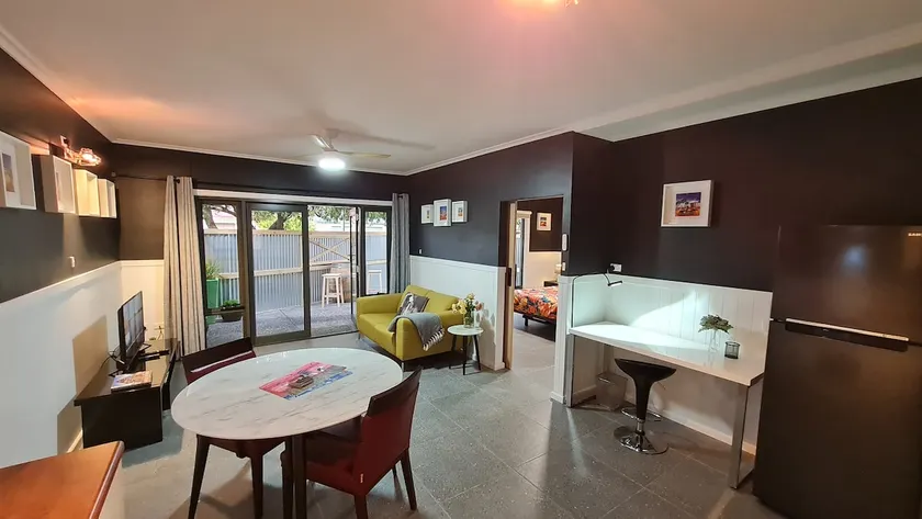 The Settler - Stylish One Bedroom Living with Private Courtyard - Image 1