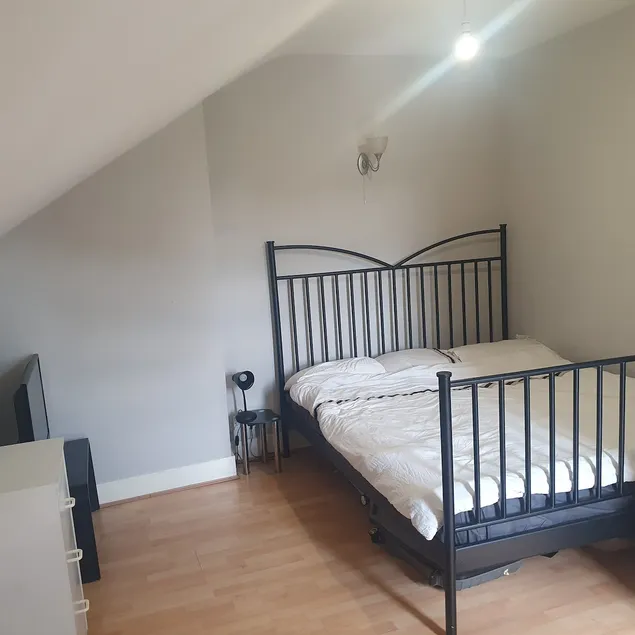 1 bed flat with transport links to central London - Image 1