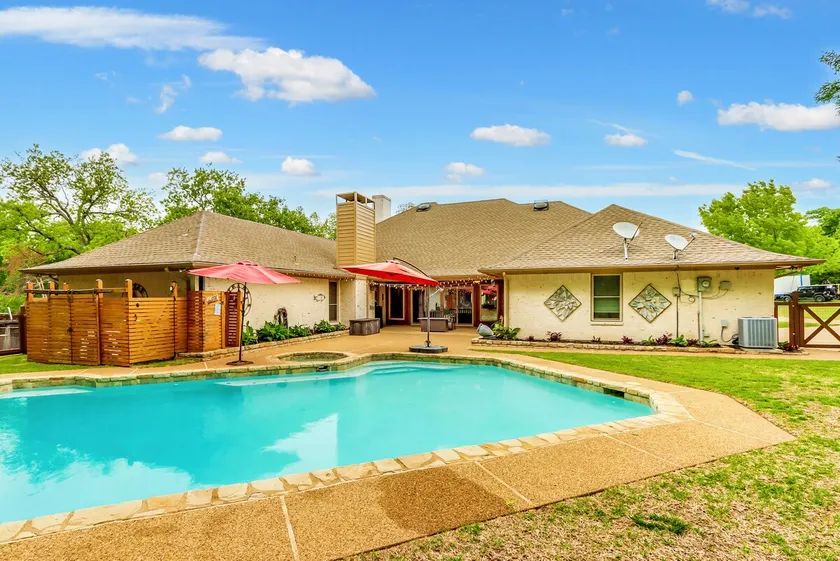 Lakeside Estate with Pool & Spa - Image 1