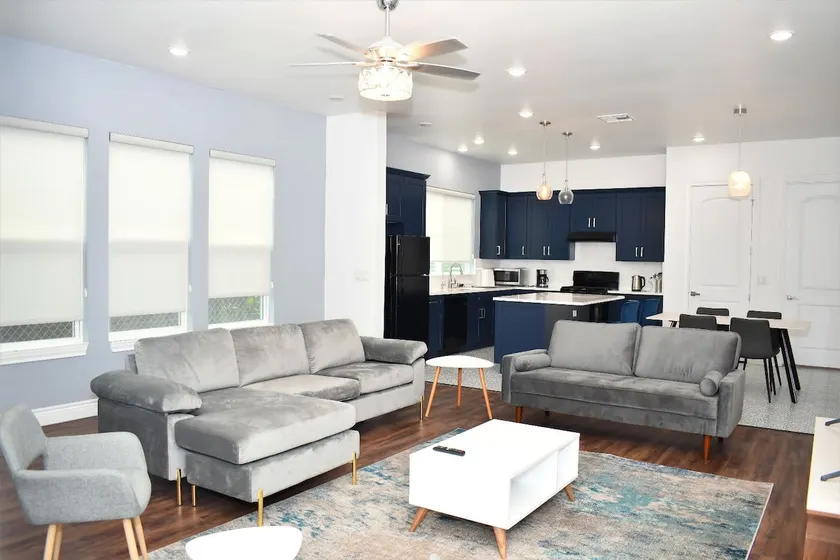 3 Bedroom Home Near Pearl Brewery/River Walk - Image 1