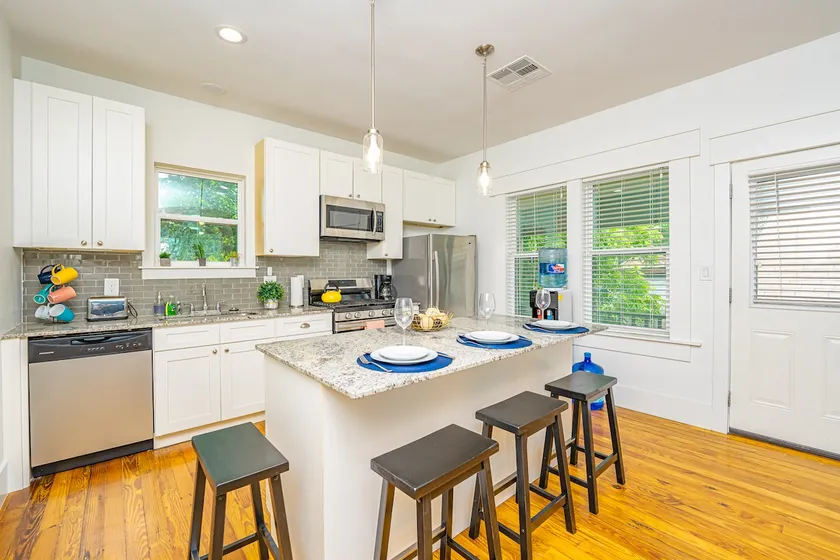 East Downtown Private Restored Historic Apartment_ - Image 1
