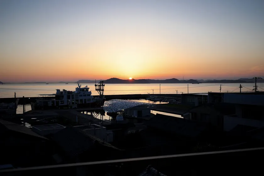 ”Kuwata to Hon” is a private rental inn on an island in the Seto Inland Sea with a sea view. - Image 1