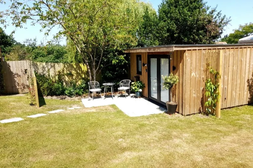 Cosy garden studio in Wimborne with parking - Image 1