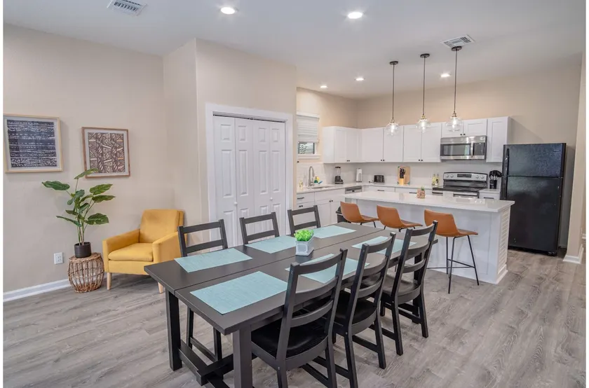Repose in Your Private Space 3BR/2BA Close to DT - Image 1