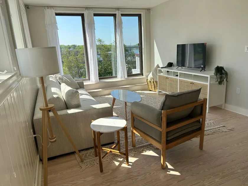 Bright & Spacious Waterview Haven Downtown Belfast - Image 1