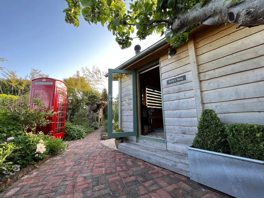 Rubys Retreat Stylish Log Cabin-Hidden Garden - Image 1
