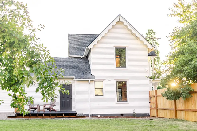 Charming Farmhouse Near Wineries & Downtown - Image 1