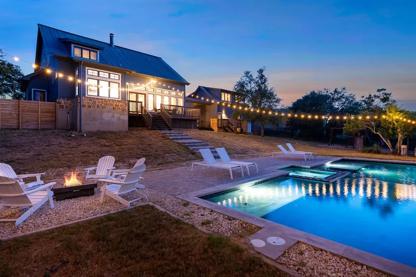 Luxurious Lake Park House: Sleeps 25, Pool, Hot-Tub, Firepit and Game Room! - Image 1