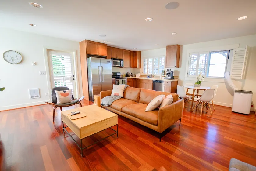 Guesthouse in DT Kirkland - Image 1