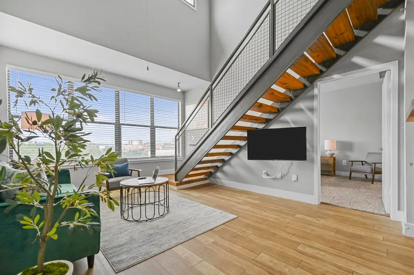 Urban 3-bedroom loft - walk Downtown! - Image 1