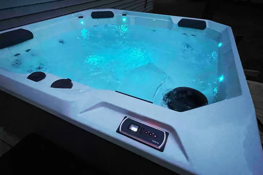 Private pool,lake.hot tub,sauna.king bed.pool tabl - Image 1
