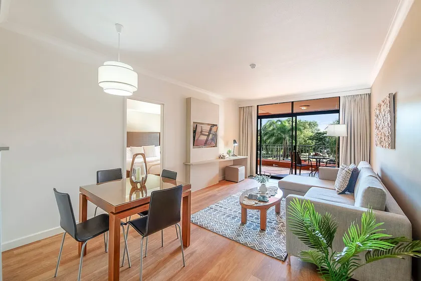'Harbour Highlight' Poolside Living on Esplanade - Image 1