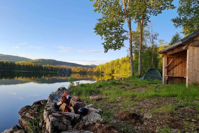 Idyllic traditional cabin by fishing lake - Image 1
