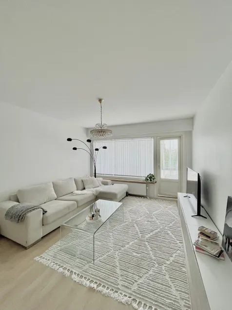 Glamorous Natural Light APT - Image 1