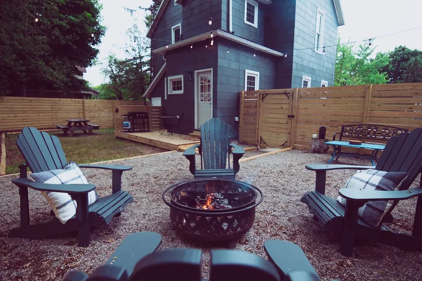 Near BEACH/downtown-Private Backyard-EV Charger - Image 1