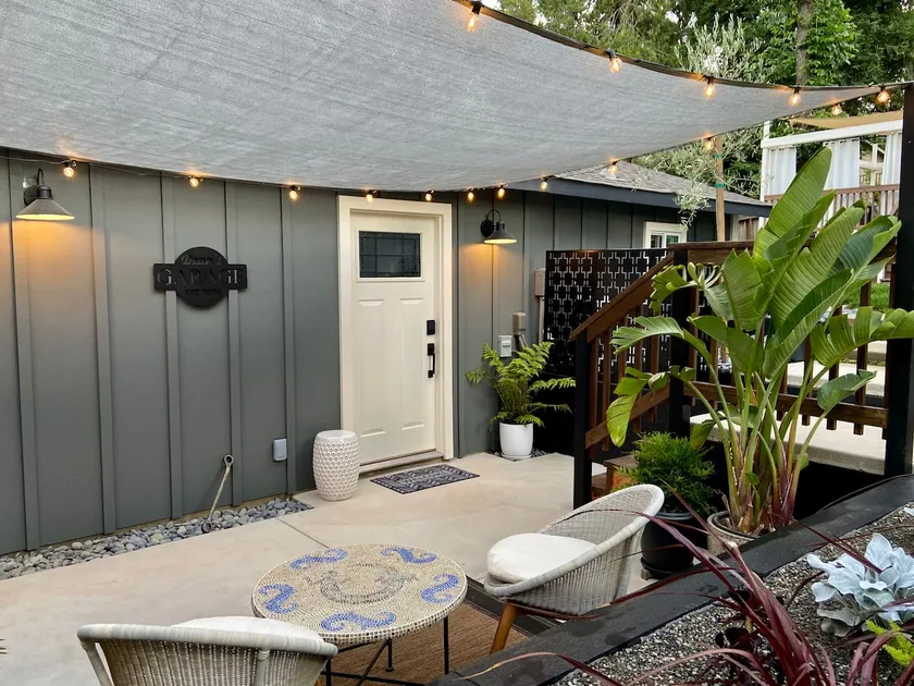Dean's Garage: Moto Style Luxe Home Central Auburn - Image 1